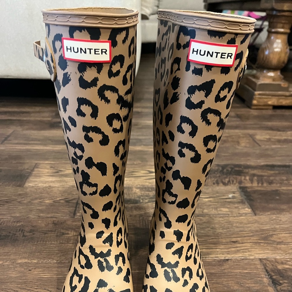 Brand new, never worn. Original Kids Hybrid Print, Tawny. US 5B/6G.